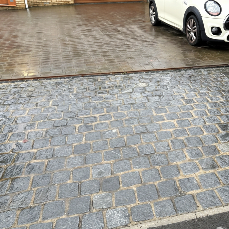 Load image into Gallery viewer, Dark Grey Granite Cobbles - 100 x 100 x 60mm Pack - Cropped
